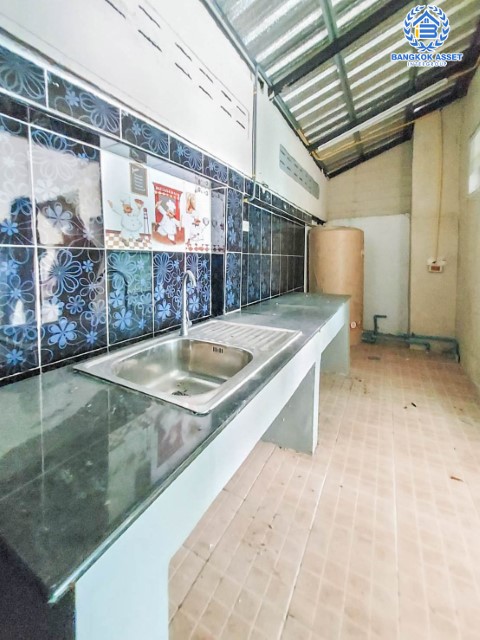 บ้านเดี่ยวมือสอง ม.โมเดิร์นทาวน์  เอกชัย46 เนื้อที่กว่า 18.8 ตร.ว. ฟังก์ชันครบ 4 ห้องนอน 4 ห้องน้ำ 3 ที่จอดรถ บนทำเลเดินทางสะดวก เข้าสู่ใจกลางเมืองได้อย่างสะดวกสบายเชื่อมต่อทวีวัฒนา, ถนนพุทธมณฑลสาย3, ถนนเพชรเกษม ใกล้รถไฟฟ้าสายสีน้ำเงิน "สถานีภาษีเจริญ"